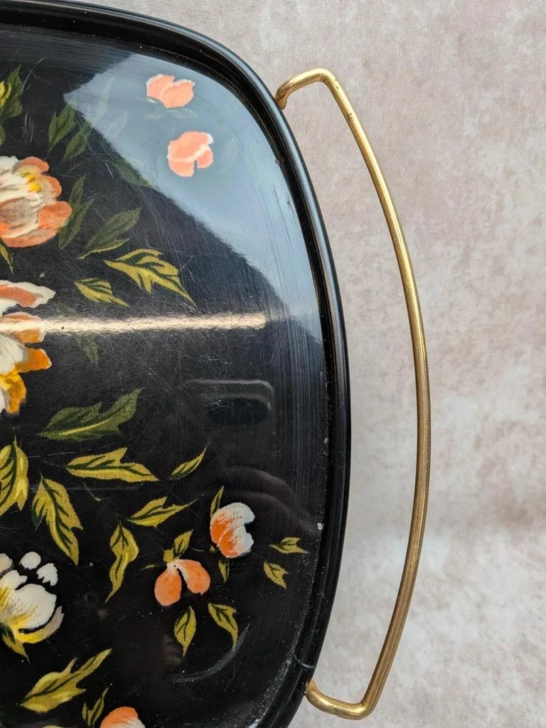 Groot vintage dienblad jaren 60 met bloemendecor op zwarte achtergrond met gouden handgrepen – photo 4